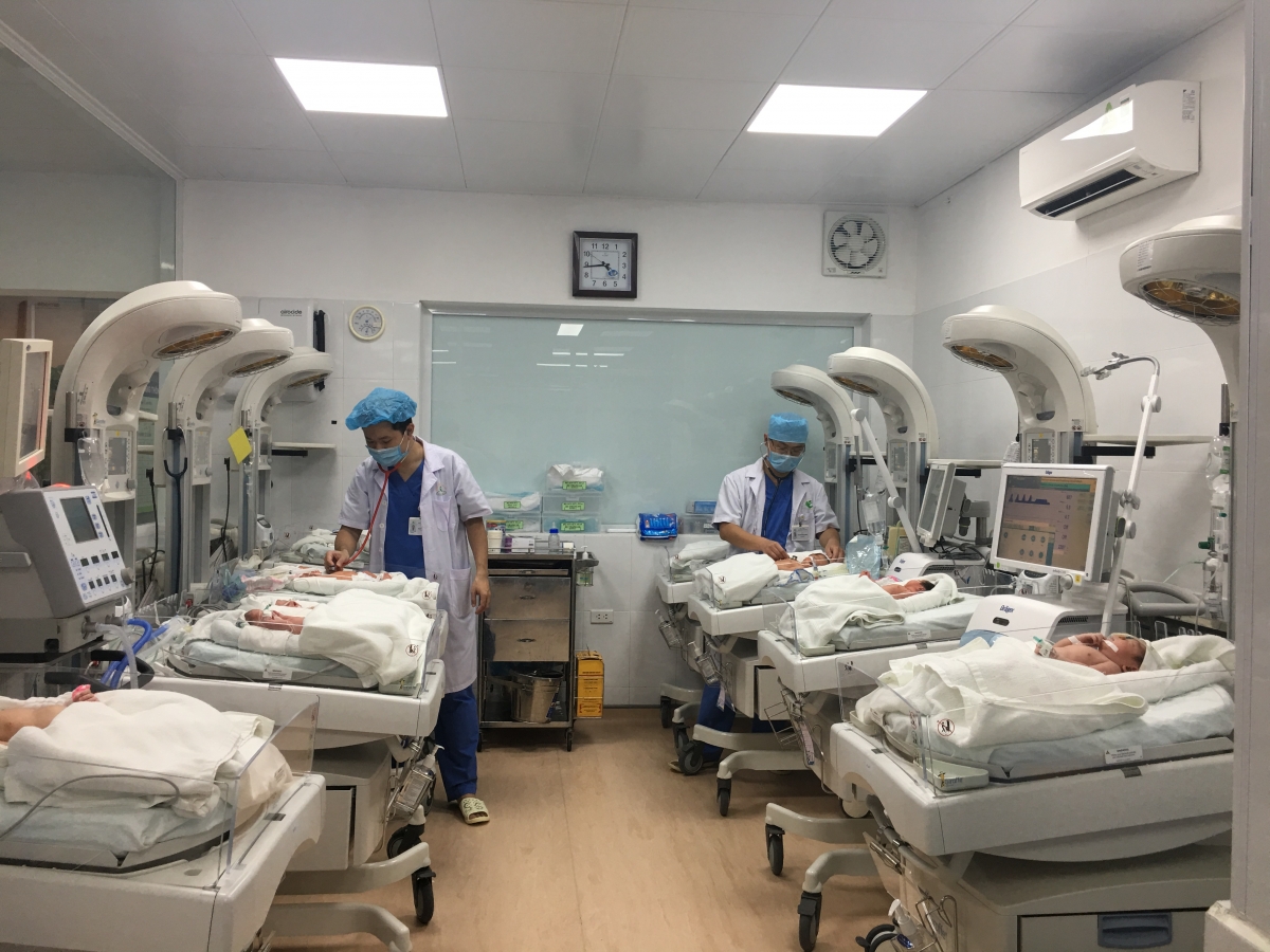 Các bác sĩ đang thăm khám cho các em bé sinh non, thiếu tháng ở BV Phụ sản Hà Nội