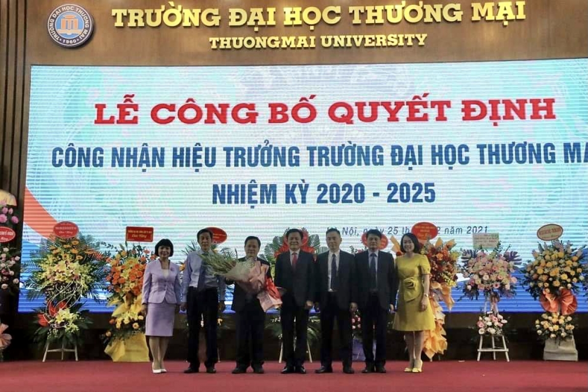 Ban giám hiệu trường Đại học Thương mại (PGS.TS Nguyễn Hoàng đứng thứ tư từ phải sang)