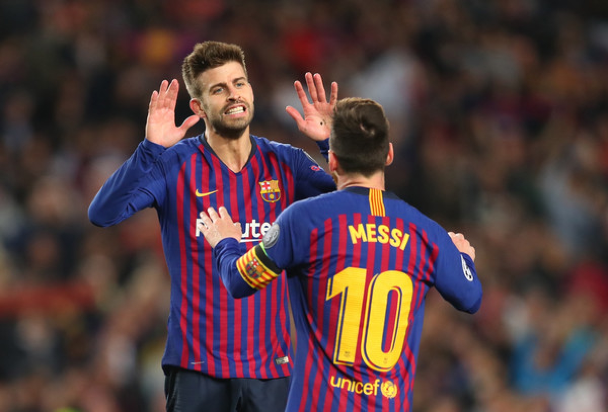 Cả Pique và Messi đều từng nằm trong tầm ngắm của Giáo sư Wenger