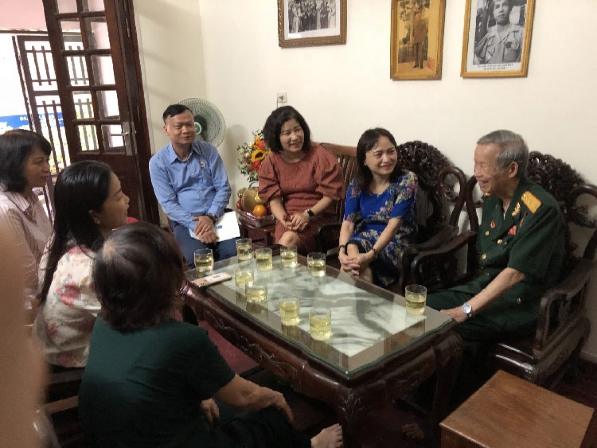 Đoàn công tác Petrovietnam đến thăm và tặng quà gia đình Anh hùng La Văn Cầu
