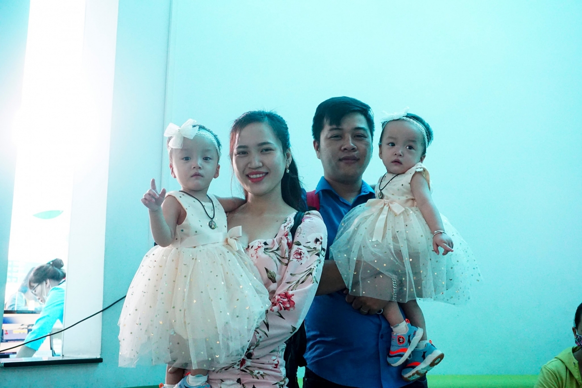 Gia đình Song Nhi sau khi hai bé được tách rời. Nguồn ảnh: BV Nhi đồng TP