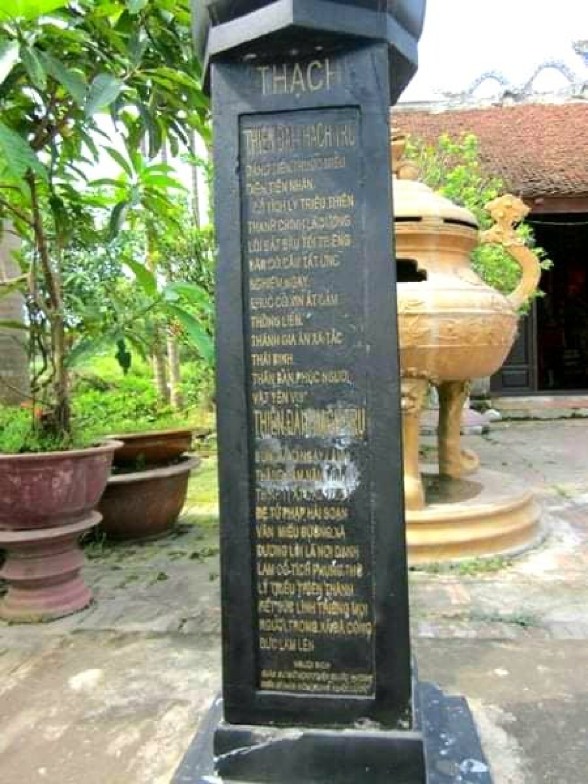 Thiên đài Thạch trụ tại sân Đền Miễu - Dương Lôi - Tân Hồng - Từ Sơn - Bắc Ninh, nơi thờ tự Lý Triều Thánh Mẫu Phạm Thị Ngà, thân mẫu của vua Lý Thái Tổ. (Ảnh do bà Phạm Thúy Lan cung cấp)