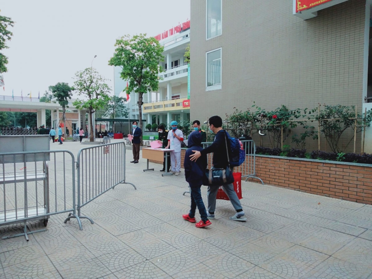 Học sinh và phụ huynh thu dọn đồ đạc trở về nhà sau 14 ngày ở khu cách ly