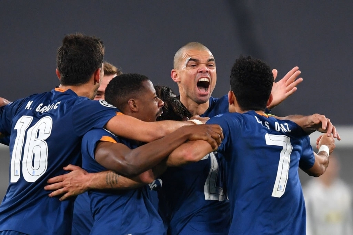Các cầu thủ Porto vào tới tứ kết Champion League nhờ sức mạnh tập thể (Ảnh: Getty)