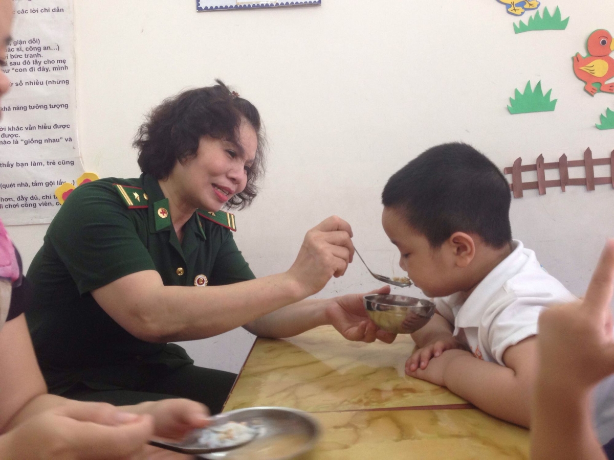 Bà Nguyễn Thị Minh Hà thường xuyên đến thăm các cháu ở
Trung tâm Nghiên cứu Tư vấn Chăm sóc sức khỏe cộng đồng (Hải Phòng)