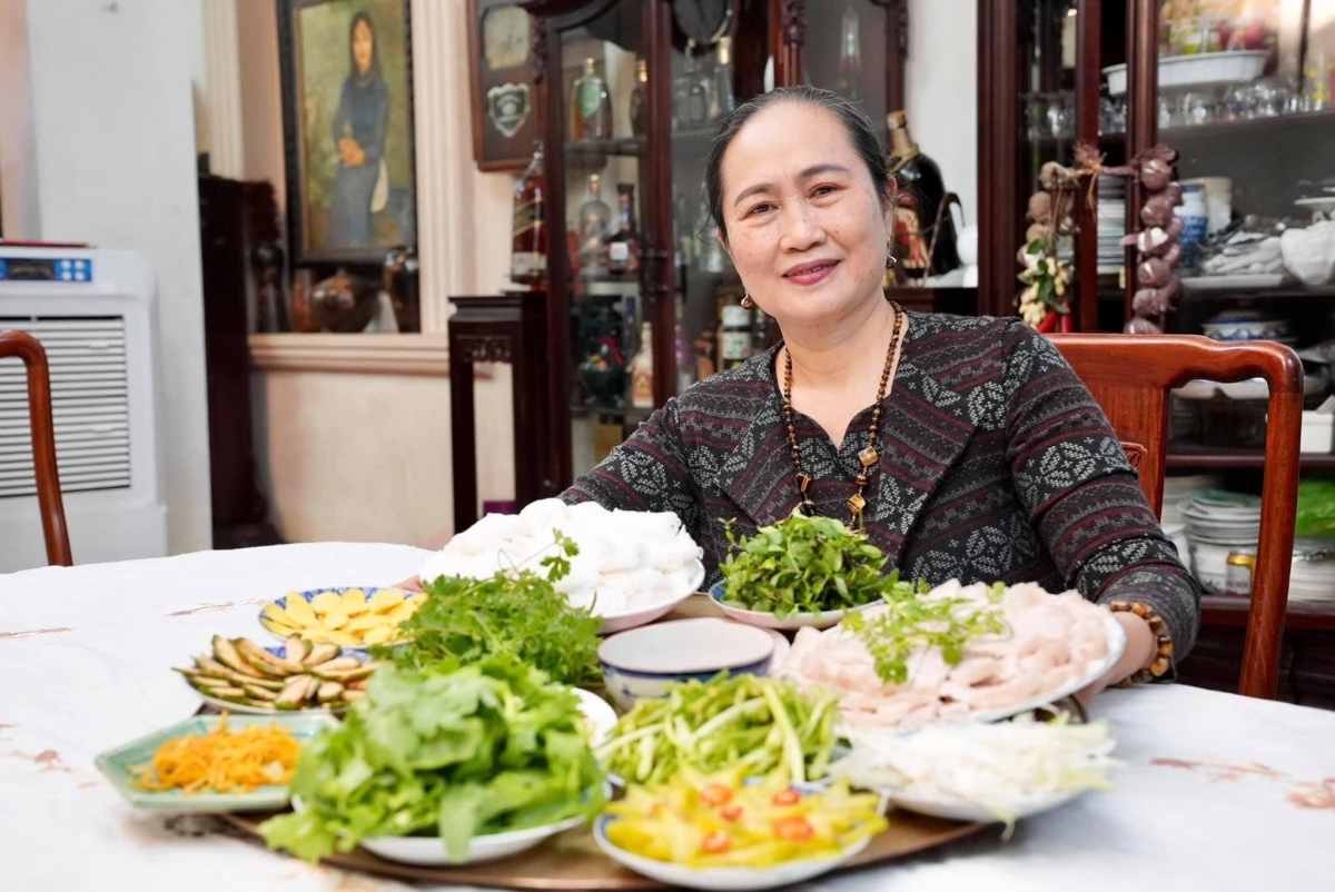 Hà Nội hôm nay không giống như Hà Nội vài ba chục năm về trước, hương vị trên mâm cơm Hà Nội giờ không còn vẹn nguyên "chất" Hà Nội như hàng thế kỷ trước, nhưng từ trái tim của một người Hà Nội, nhà báo Tuyết Nhung tin rằng, chất riêng của Hà Nội, nét thanh lịch, tinh tế qua những món ăn Hà Thành vẫn còn được lưu giữ.