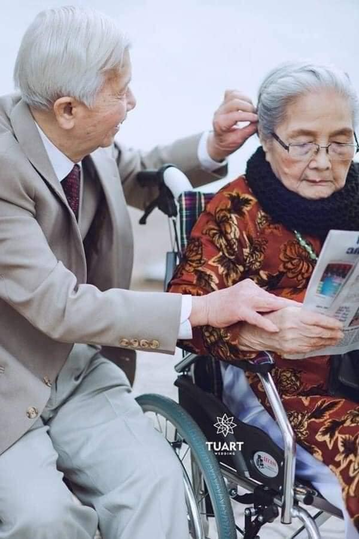 Cụ Ninh luôn chăm chút cho cụ Hân từng chút một