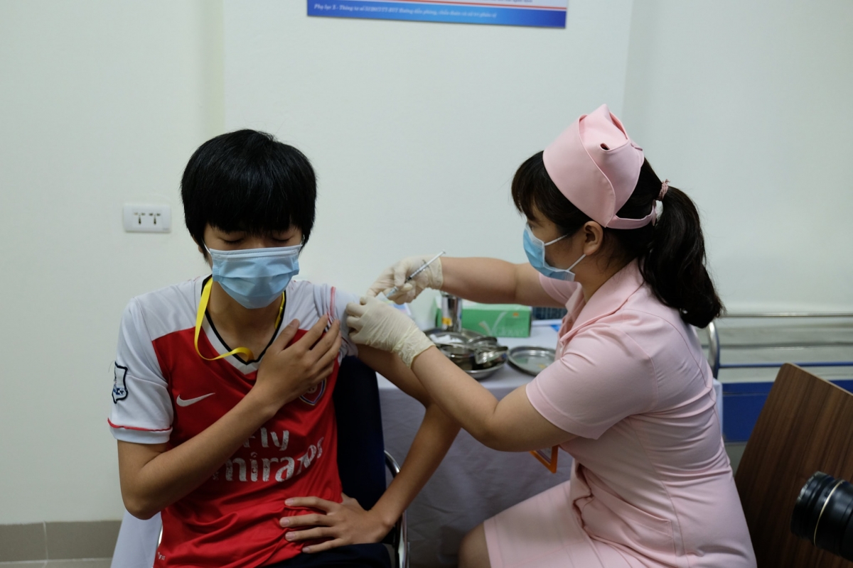 Tiêm vaccine cho người tình nguyện