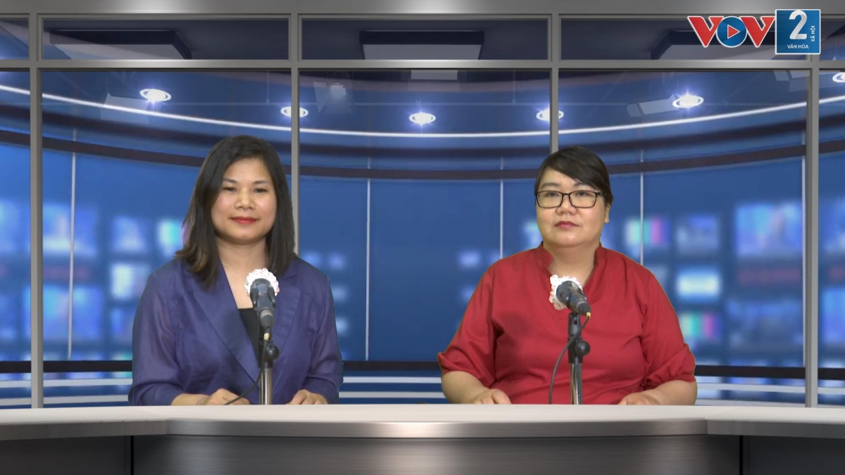 TS Phạm Hải Chung, Viện Đào tạo Báo chí và Truyền thông, ĐH Khoa học Xã hội và Nhân, ĐH Quốc gia Hà Nội (bên trái) trò chuyện với phóng viên VOV2