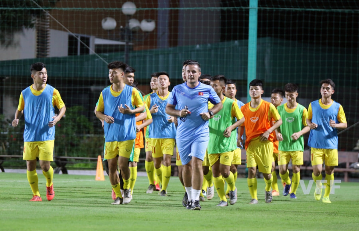 Các cẩu thủ U18 khởi động trước khi vào các bài tập (ảnh VFF)