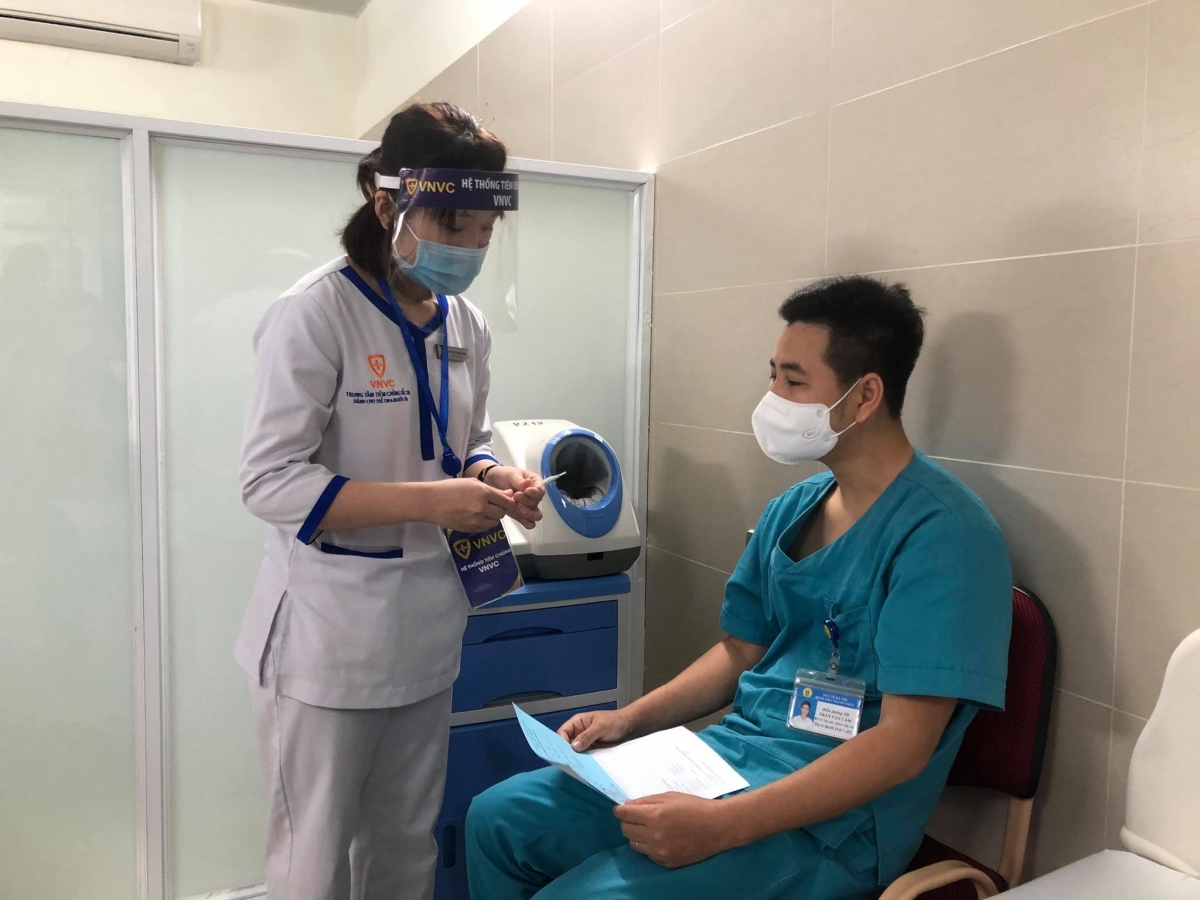 Nhân viên y tế được theo dõi sau tiêm
