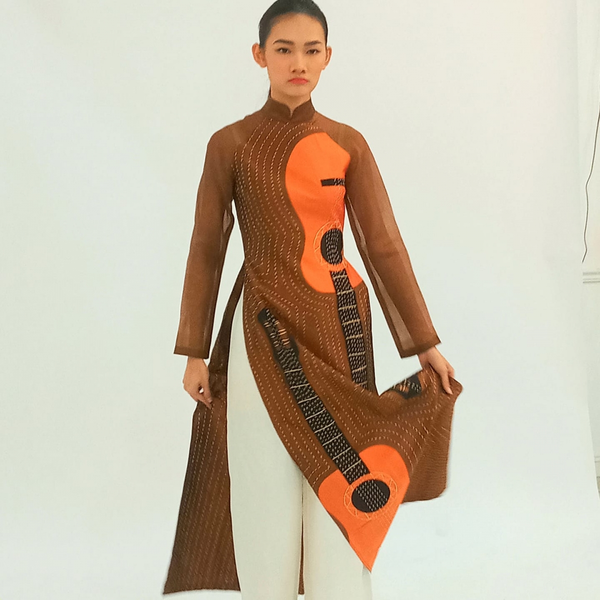 Diego đã đưa hình ảnh cây đàn guitar của Tây Ban Nha lên áo dài Việt Nam. Sắp tới ông dự định sẽ đưa thêm những bức họa của Picasso lên trang phục truyền thống này