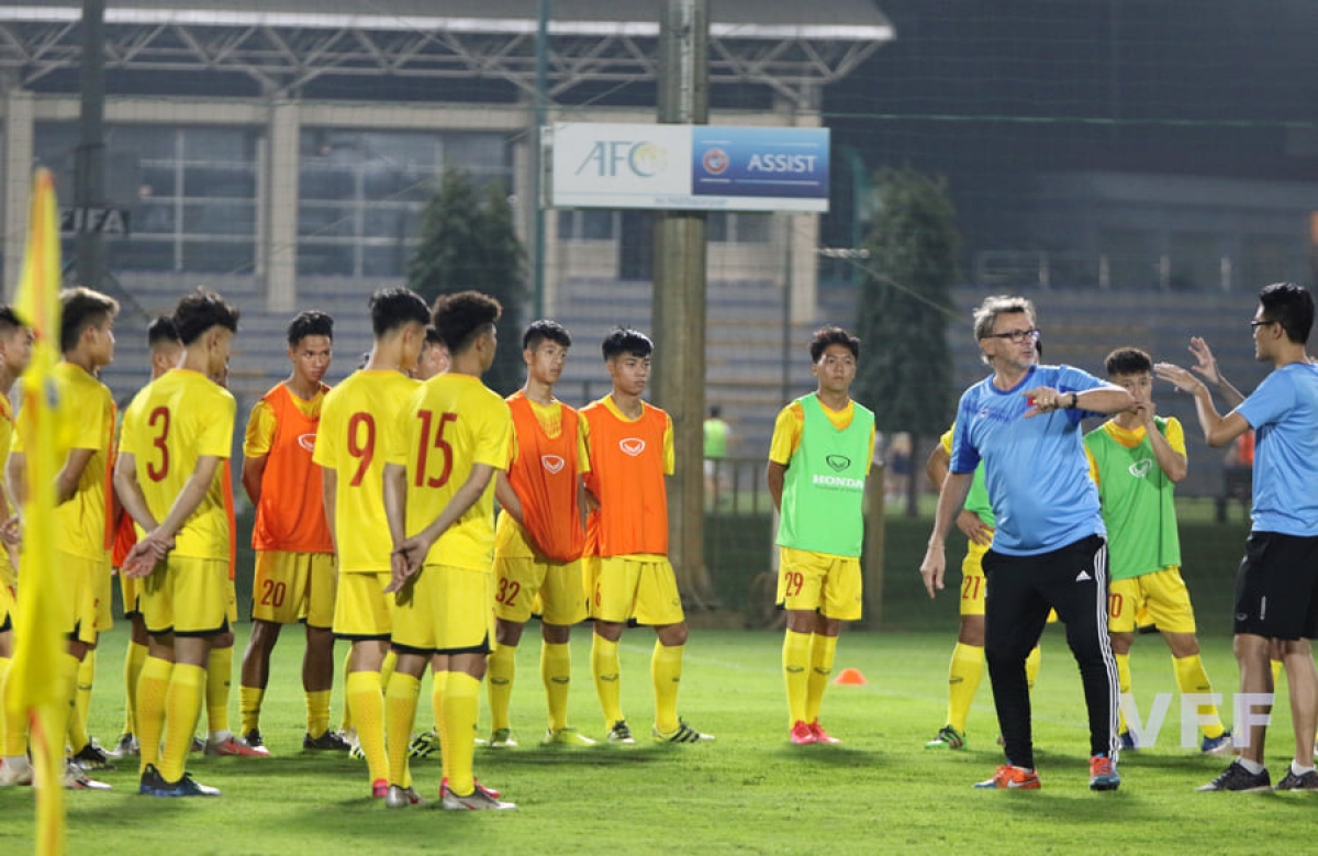 Tư duy, ý tưởng và xử lý bóng là các tiêu chí mà HLV Philippe Troussier đặt ra đối với các học trò.
