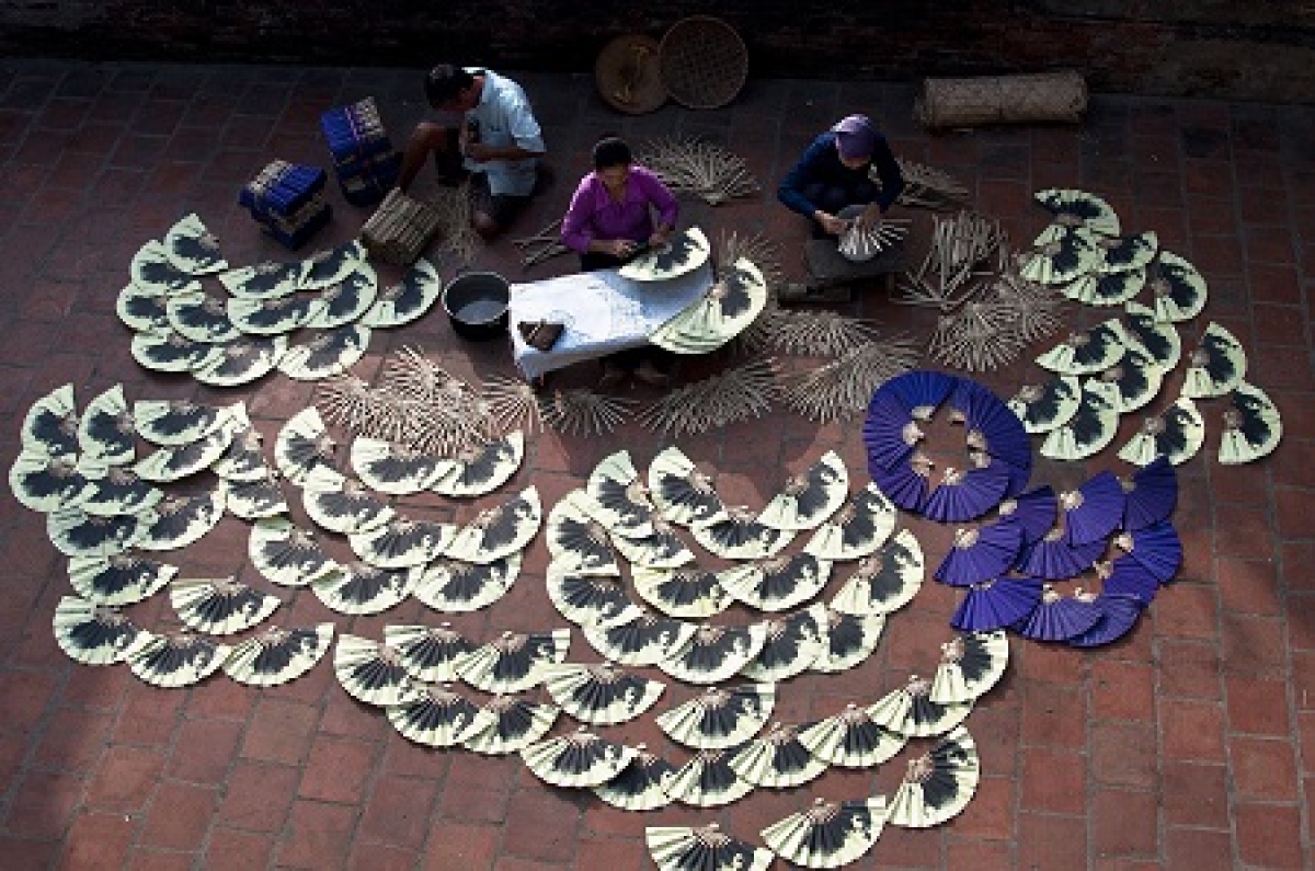 Quạt làm xong được đem ra phơi nắng