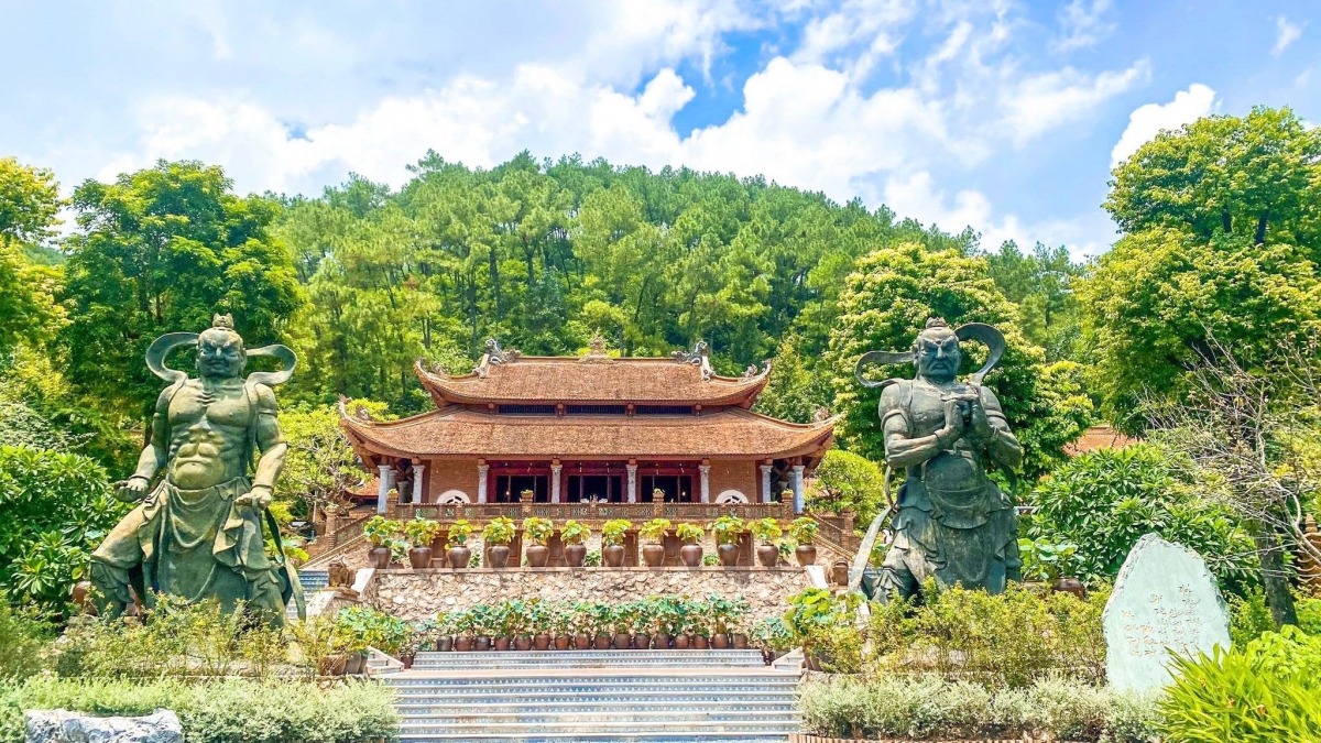 Tả Thanh Long - Hữu Bạch Hổ án ngữ 2 bên lối vào chùa