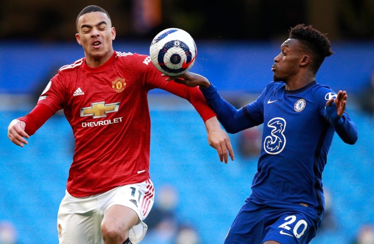 Pha bóng gây tranh cãi, khi Hudson-Odoi bên phía Chelsea để bóng chạm tay trong vòng cấm nhưng trọng tài không cho Man United hưởng phạt đền