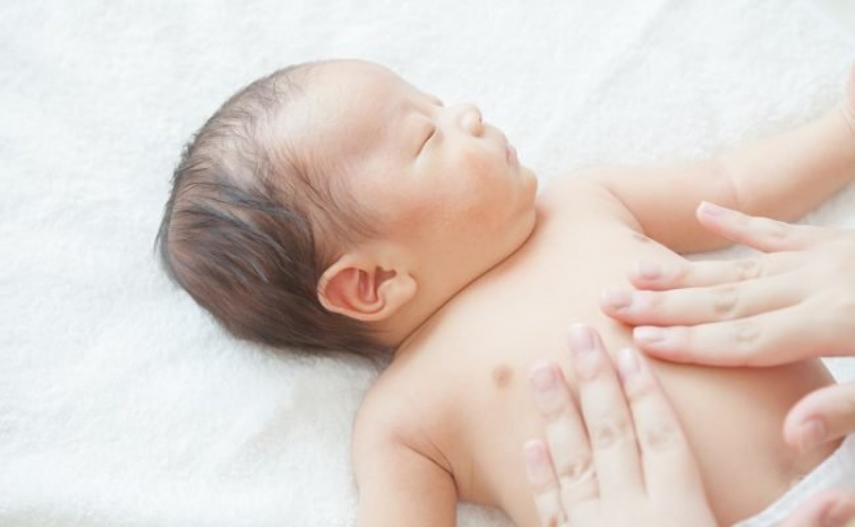Bé ngủ sâu giấc hơn khi được mẹ massage