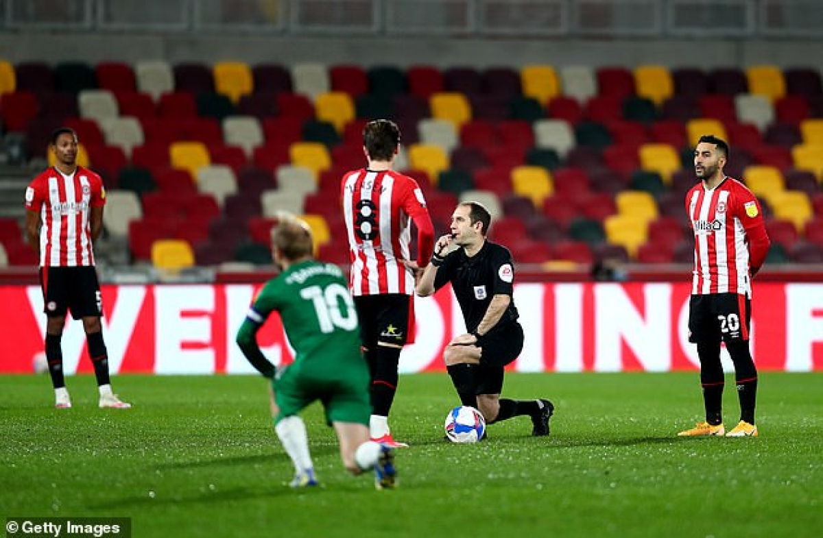 Brentford là một trong số các câu lạc bộ hạng Nhất Anh đã dừng hành động quỳ gối trước các trận đấu