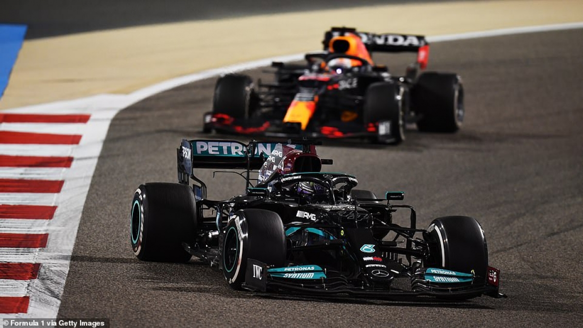 Lewis Hamilton tạo một cú lắc xe phòng thủ đáng kinh ngạc để cầm chân Max Verstappen phía sau, trước khi giành chiến thắng tại Bahrain Grand Prix