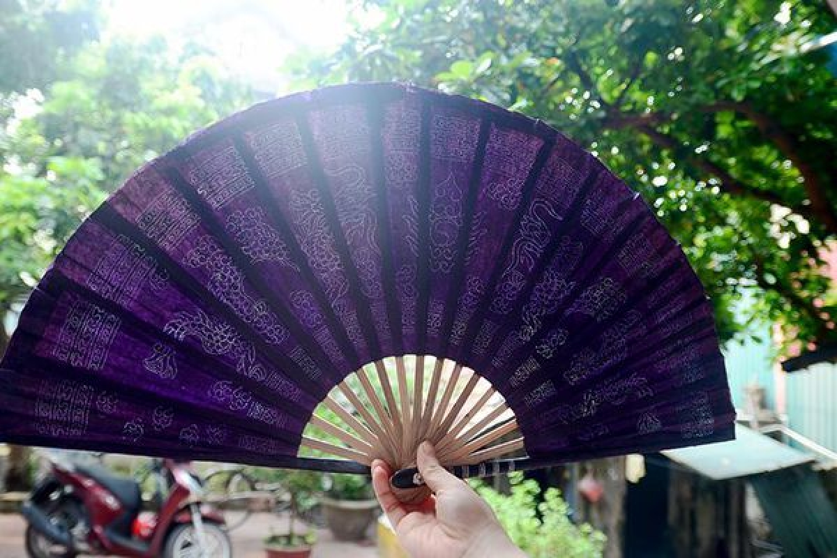 Chiếc quạt châm kim chẳng khác nào một tác phẩm nghệ thuật