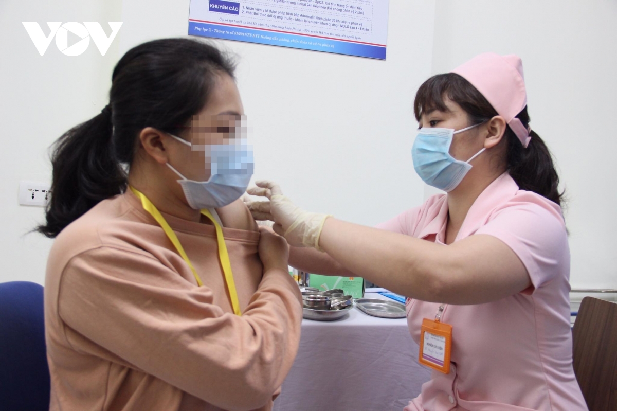 Thời gian lưu lại sau tiêm của các tình nguyện viên là 24h