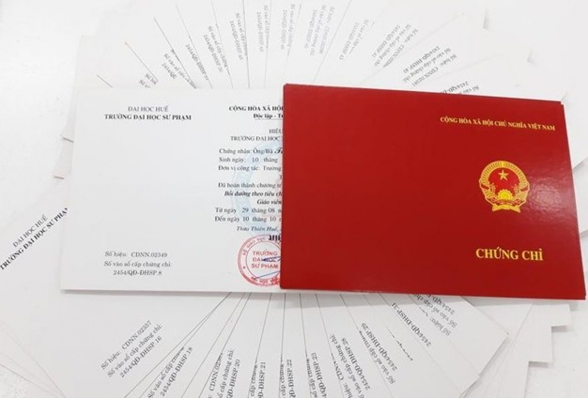 Giáo viên phổ thông đang phải đổ xô đi học chứng chỉ chức danh nghề nghiệp để "thăng hạng" hoặc "giữ hạng". Nhiều giáo viên bức xúc cho rằng, việc học để lấy chứng chỉ hạng 1, 2, 3 này là hình thức và lãng phí.