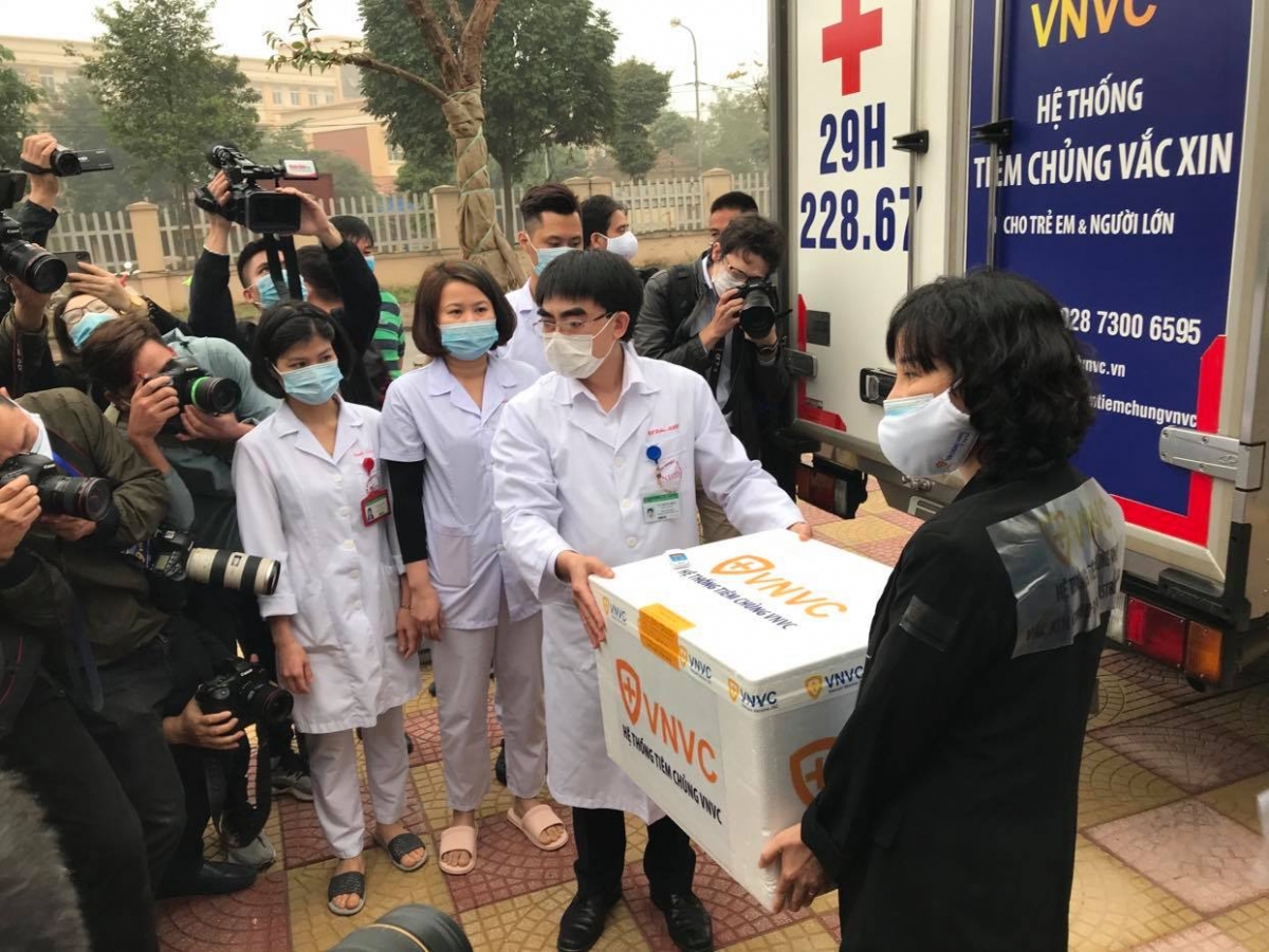 Bàn giao vaccine giữa đại diện VNVC và Bệnh viện Bệnh nhiệt đới TW