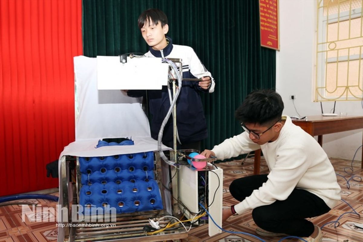 Dự án "Giường bệnh thông minh hỗ trợ cho người mất chức năng vận động tay chân sử dụng tại nhà" của nhóm học sinh Đinh Hoàng Nam và Nguyễn Trần Đạt, Trường THPT Hoa Lư A (Ninh Bình) đoạt giải Nhất cuộc thi Khoa học kỹ thuật quốc gia học sinh trung học năm học 2020-2021. Giáo viên hướng dẫn Nguyễn Mạnh Tú.