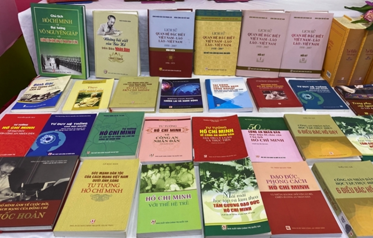 Sách trưng bày tại triển lãm