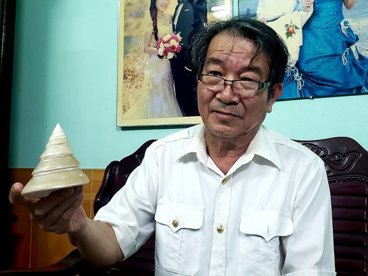 Đại tá Cao Xuân Thúy xúc động kể về con ốc được cán bộ, chiến sĩ
ở Trường Sa tặng lúc chào tạm biệt về đất liền. Ảnh: TÂM AN