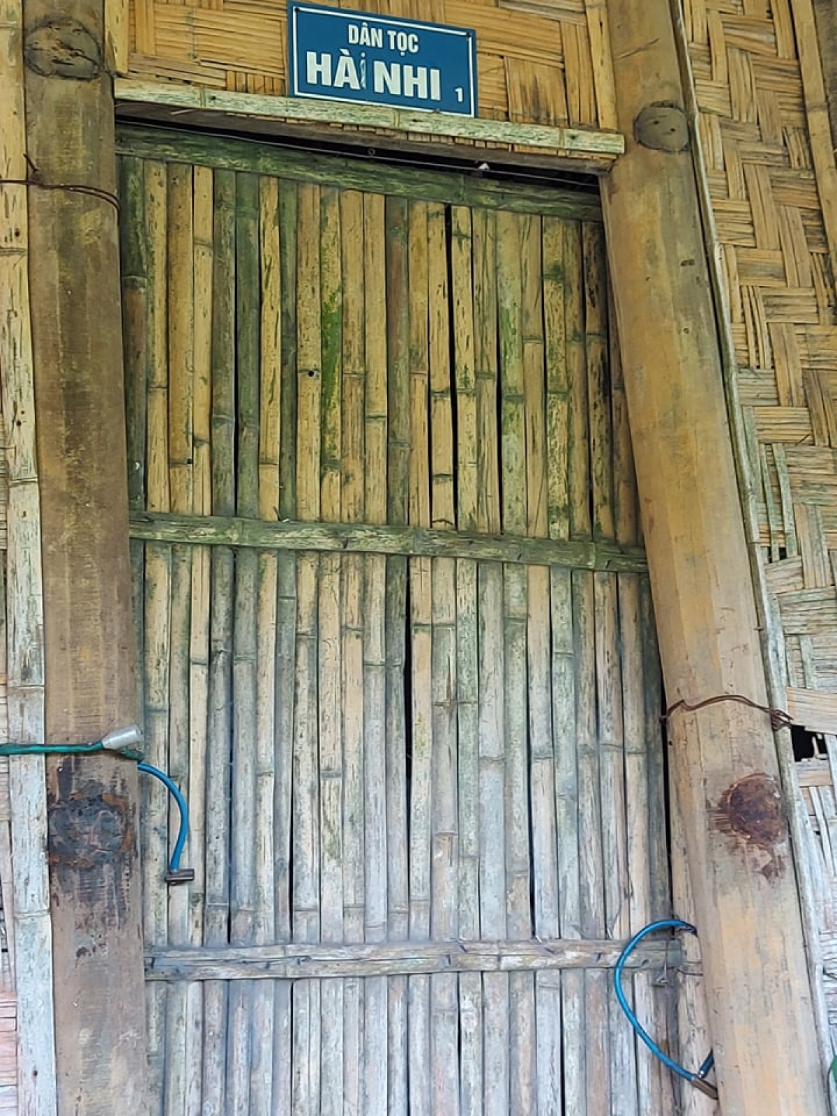 Thật không dễ để vận động bà con về sinh sống tại Làng