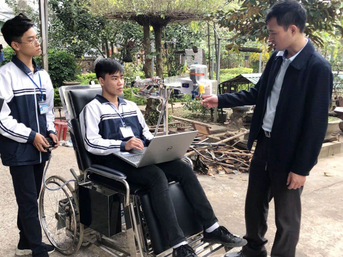 Dự án “Giường I.o.T hỗ trợ người mất khả năng vận động tay chân” Cao Nguyễn Hùng và Nguyễn Đình Nhật (học sinh lớp 12A và 12G Trường THPT Hoa Lư A) đoạt giải đạt giải nhất Cuộc thi Khoa học kỹ thuật dành cho học sinh trung học tỉnh Ninh Bình năm 2018 – 2019. Dự án này cũng đoạt giải Nhì cấp quốc gia năm 2019. Thầy giáo hướng dẫn: Nguyễn Mạnh Tú.