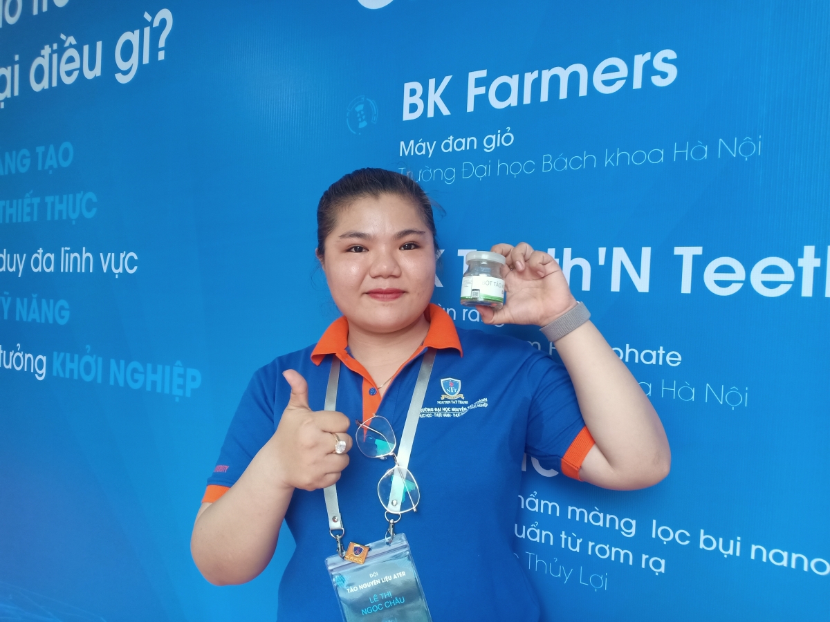 Lê Thị Ngọc Châu (ĐH Nguyễn Tất Thành) tham dự vòng chung kết sáng tạo trẻ Bách Khoa với đề tài: "Chế phẩm tảo nguyên liệu ATER"