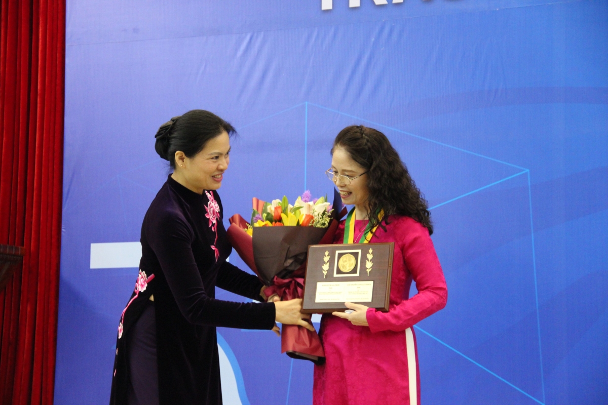 Bà Hà Thị Nga, Chủ tịch Hội LHPNVN trao giải thưởng Kovalevskai 2020 cho cá nhân PGS.TS Trương Thu Hương, Giảng viên cao cấp Bộ môn Tim mạch, Trường Đại học Y Hà Nội