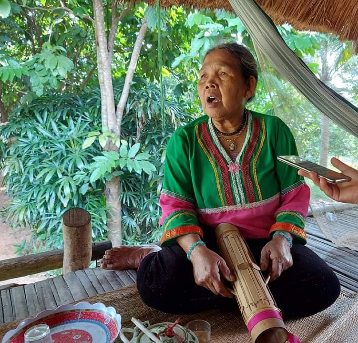 Người phụ nữ dân tộc Rắc Lây với nét buồn xa xăm thường trực. Bà bảo "sẽ xin về hẳn luôn"