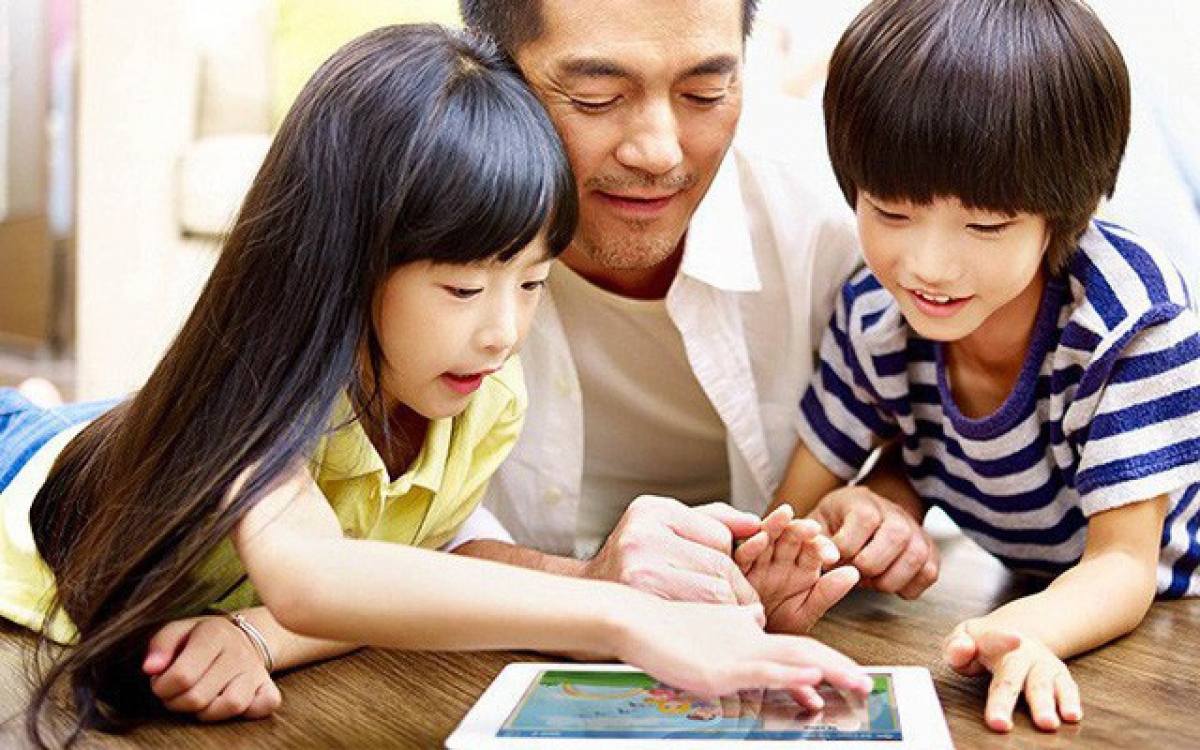 Các bậc phụ huynh cần phải đồng hành cùng con, giúp con định hướng thông tin khi tiếp cận mạng xã hội