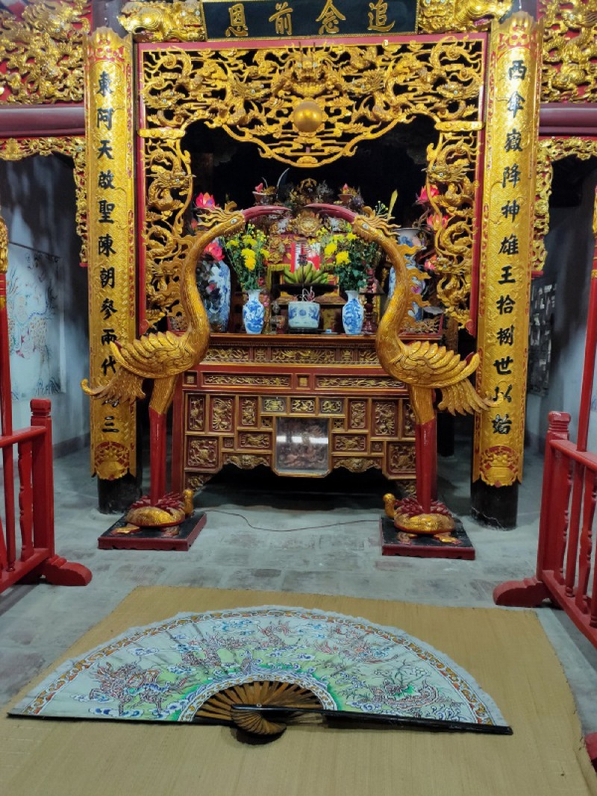 Chiếc quạt cổ được thờ trong Đình