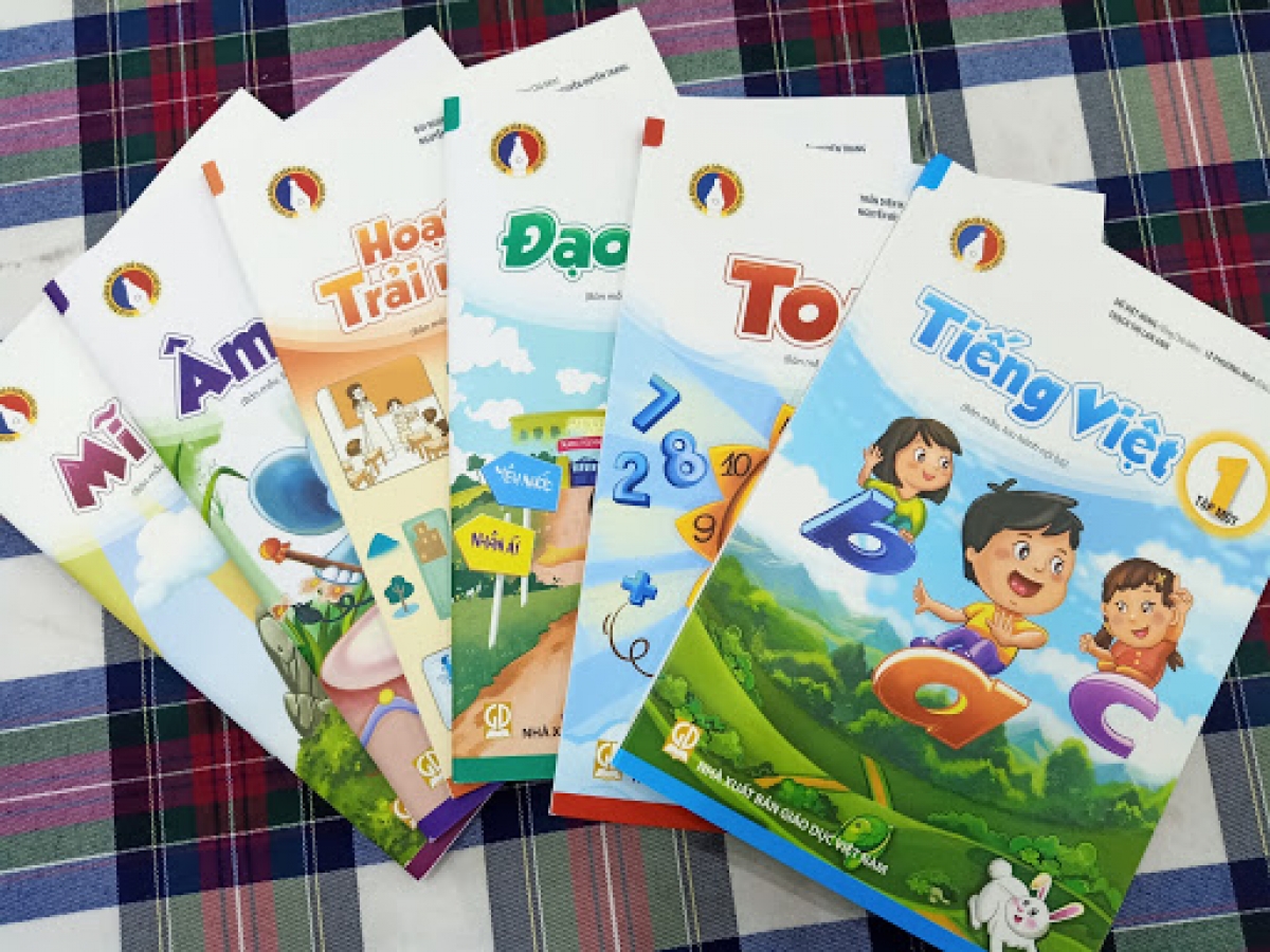 Bộ SGK "Vì sự bình đẳng và dân chủ trong giáo dục" cũng không được biên soạn tiếp. Bộ sách này được hợp nhất vào bộ "Chân trời sáng tạo"