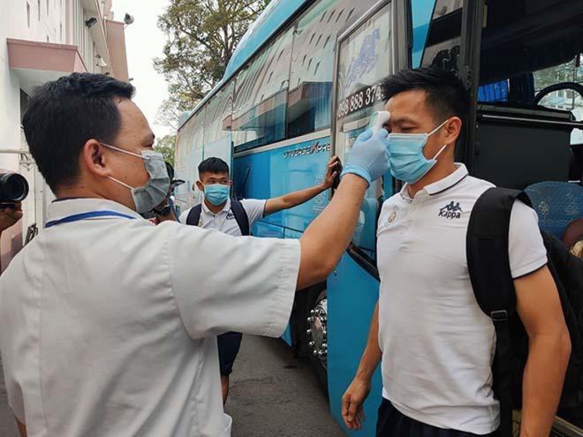 Đo thân nhiệt là quy định bắt buộc tại tất cả các sân V.League trong ngày trở lại