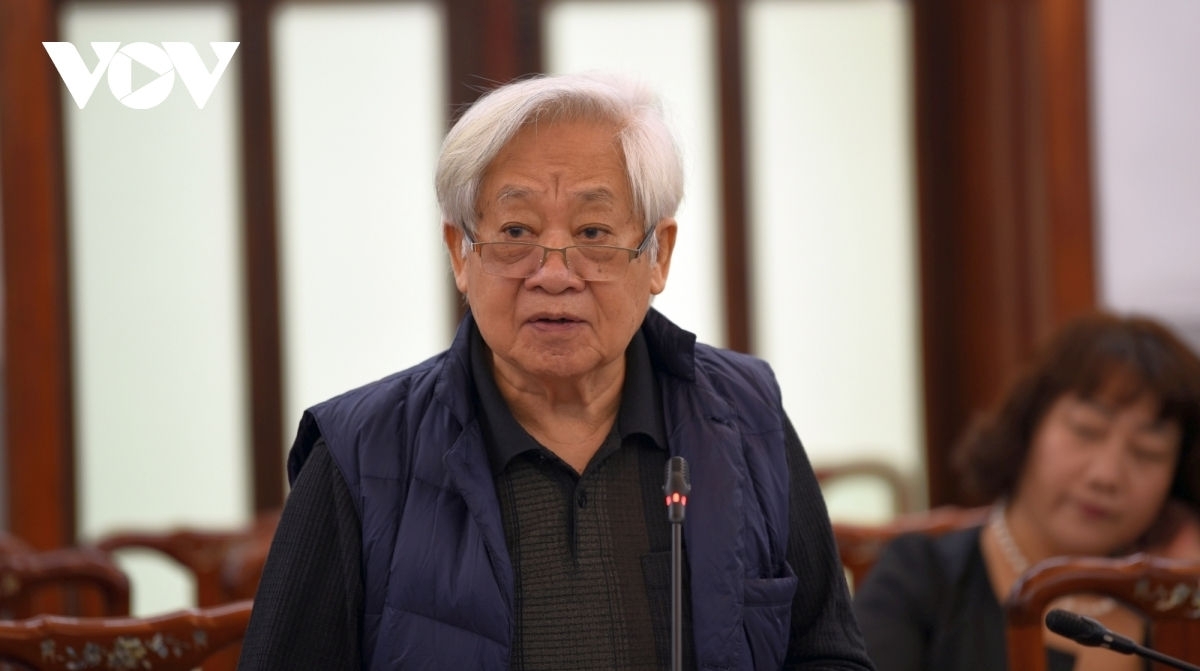 GS. Phạm Tất Dong: "Muốn tôi tin những dự án này do chính học sinh làm thì phải chứng minh được học sinh lấy kiến thức ở đâu? Lấy nguyên vật liệu, nguồn lực nào? Ai hướng dẫn? Người hướng dẫn trình độ đến đâu? Tôi tin là trình độ giáo viên phổ thông không thể hướng dẫn học sinh thực hiện được những đề tài này mà phải là tập thể lớn. Thậm chí những Viện nghiên cứu được đầu tư lớn chưa chắc làm nổi những đề tài như thế".