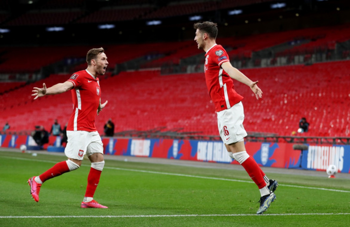 Jakub Moder gỡ hòa 1-1 cho Ba Lan (Ảnh: Internet)