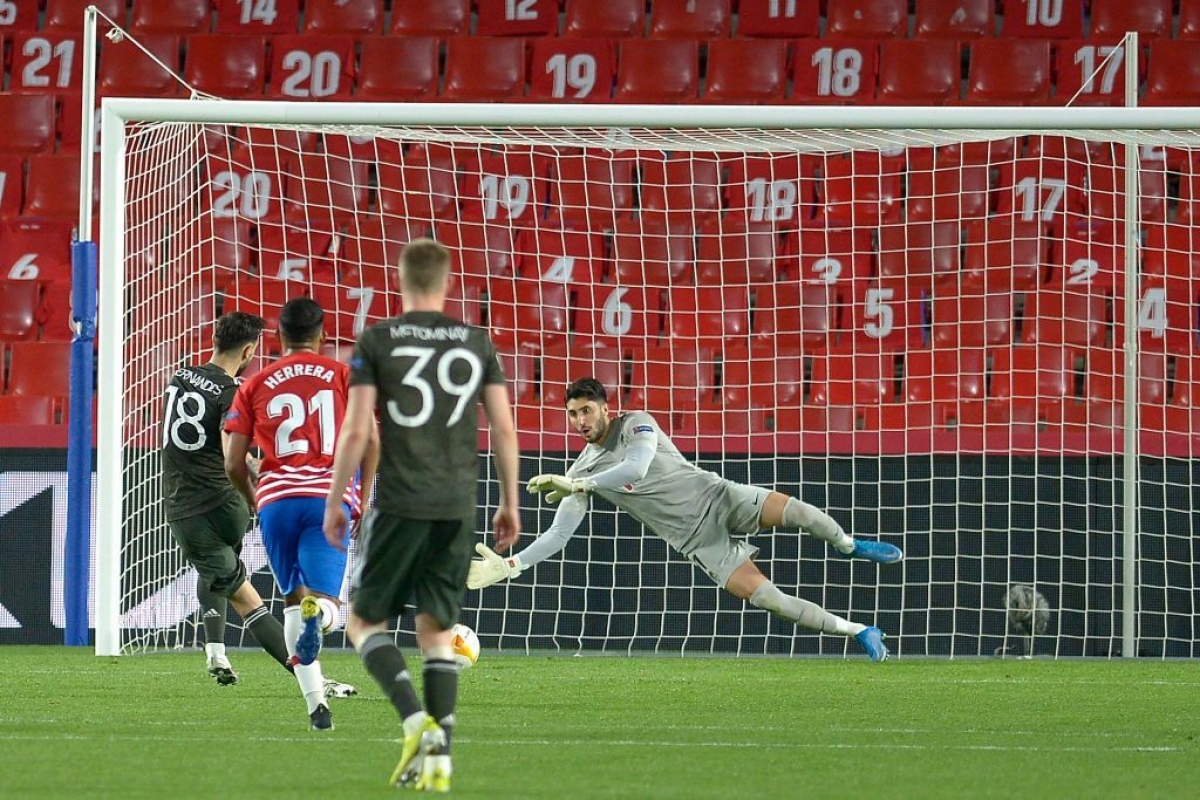 Bruno Fernandes thực hiện thành công quả penalty ấn định chiến thắng 2-0 cho đội khách (Ảnh: Internet)