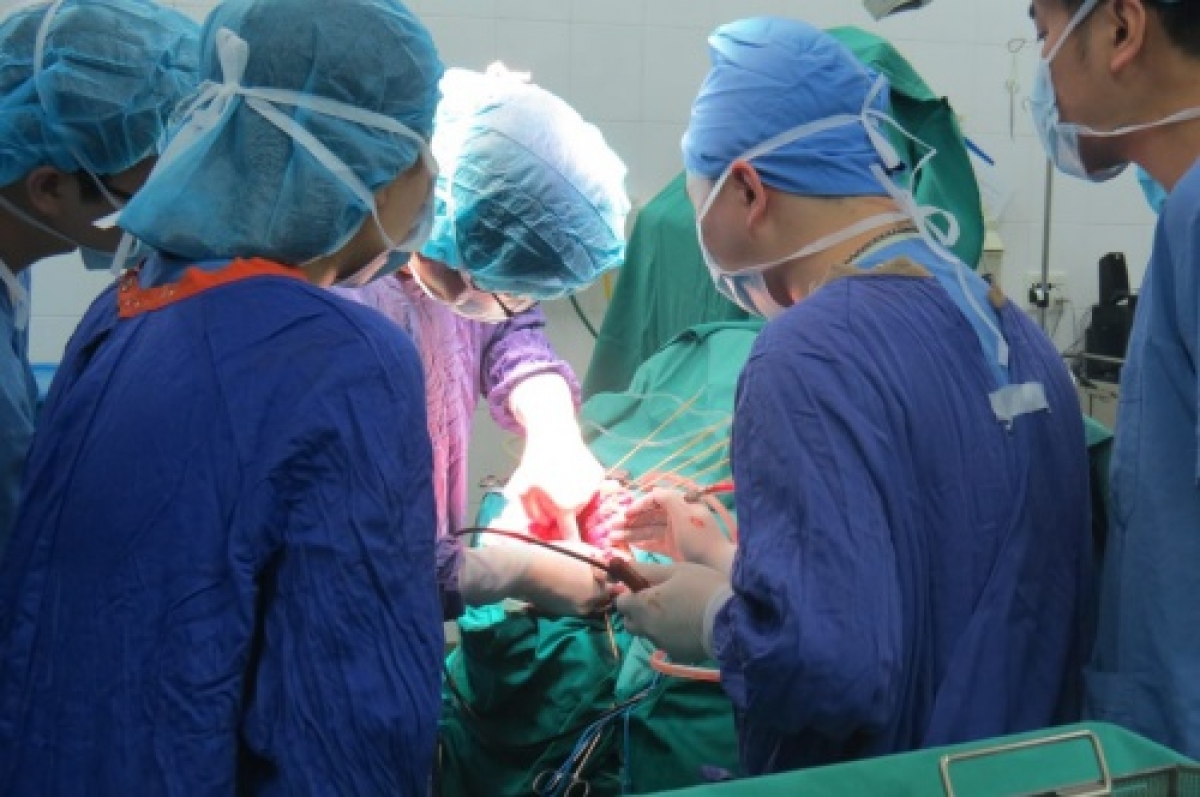 Bệnh nhân bị vỡ túi phình mạch máu não, máu tụ trong não được các bác sỹ Bệnh viện Hữu nghị Việt Đức cấp cứu
