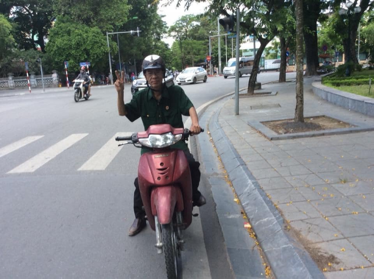 Hình ảnh quen thuộc mỗi khi ông đến Đài làm chương trình