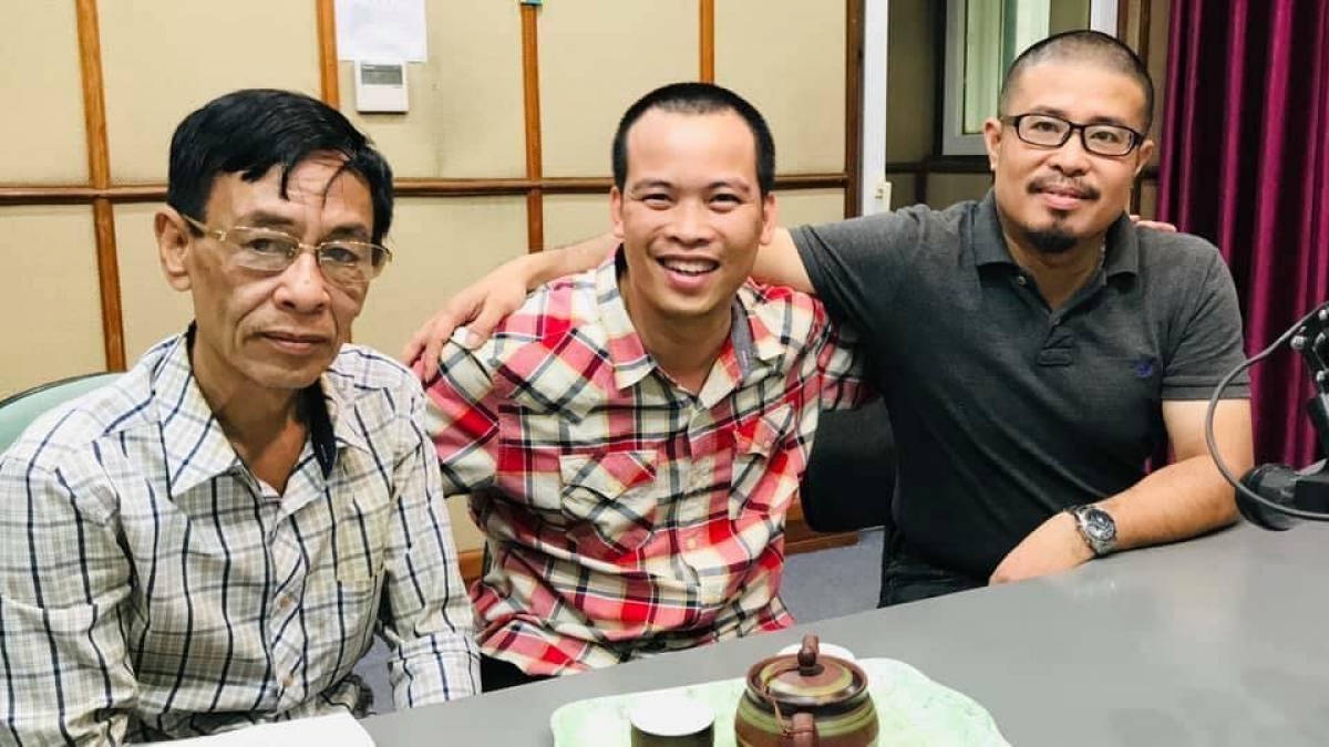 Nhà thơ Hoàng Nhuận Cầm, nhà báo Minh Hải, nhà báo Trần Nhật Minh tại phòng thu VOV2