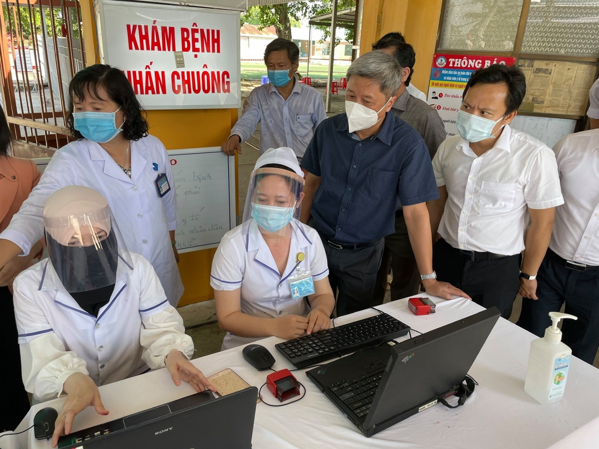 Thứ trưởng Nguyễn Trường Sơn kiểm tra công tác phòng chống dịch Covid-19 tại một cơ sở y tế ở tỉnh An Giang