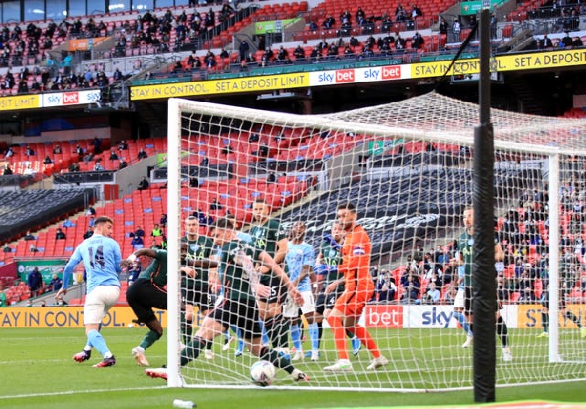 Pha làm bàn bằng đầu của Laporte mang về chiến thắng chật vật cho Man City (Ảnh: Internet)