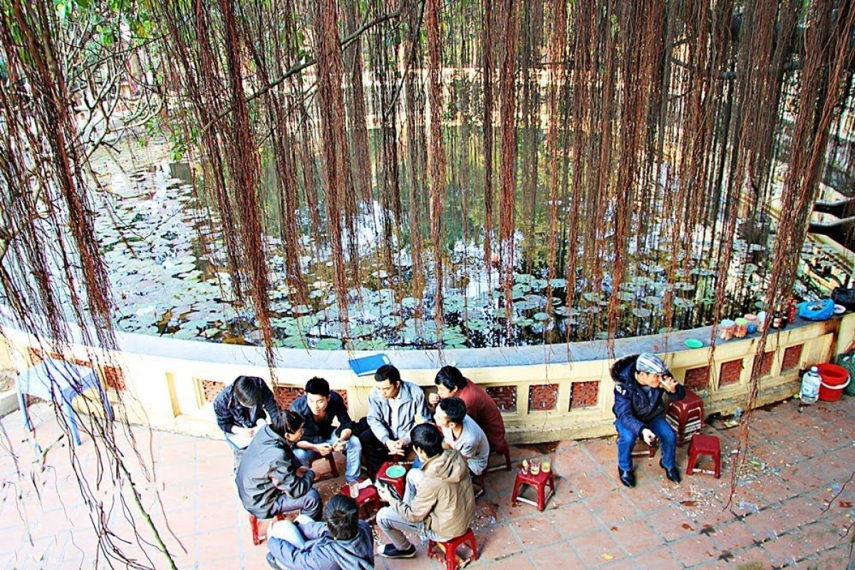 Nguyệt hồ bên ngõ vào chùa Cót