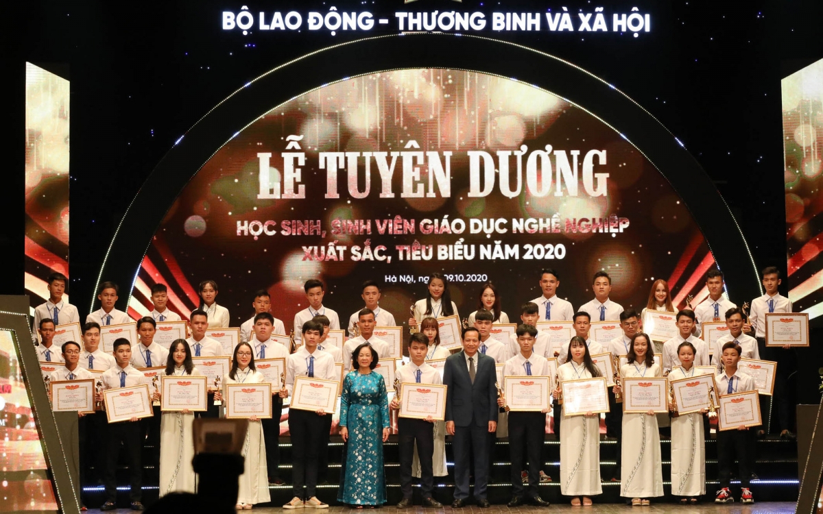 Lễ tuyên dương Học sinh, sinh viên xuất sắc giáo dục nghề nghiệp năm 2020