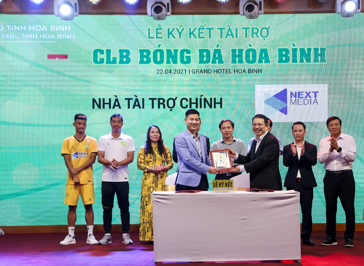 Công ty Next Media là nhà tài trợ chính cho CLB bóng đá Hòa Bình